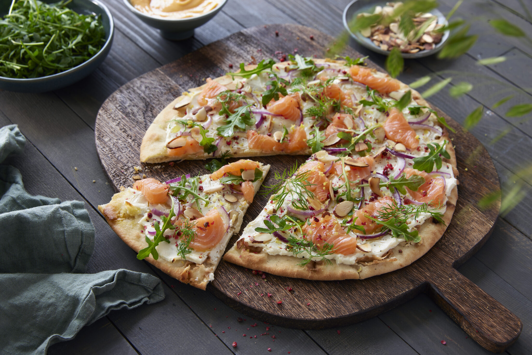 Hvit Pizza med laks, snøfrisk og rosépepper - Frøya Laks